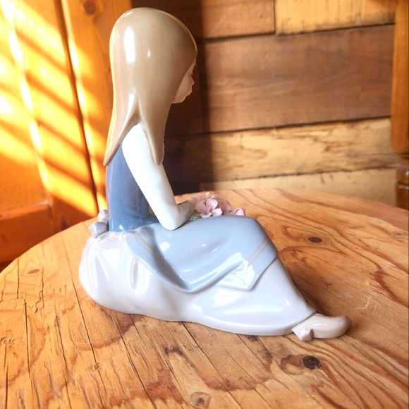 LLADRO "NOSTALGIA" #5071 YOUNG GIRL WITH FLOWERS - Picture 8 of 12